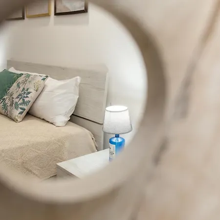 Dommu De Mela Nyaraló