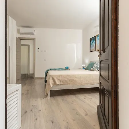 Dommu De Mela Nyaraló
